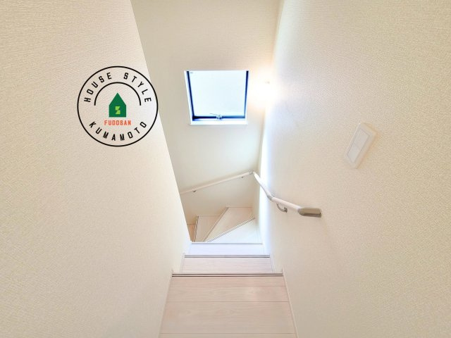 熊本市中央区壺川1丁目第1-2棟（1号棟）の内観：施工例|＜手すり付階段＞手すりがないと階段の昇り降りで危険なことはもちろん、壁に手をつきながら歩くことで壁紙が汚れやすくなります。すべての方に快適に昇り降りしていただくため、手すりを設置しました。