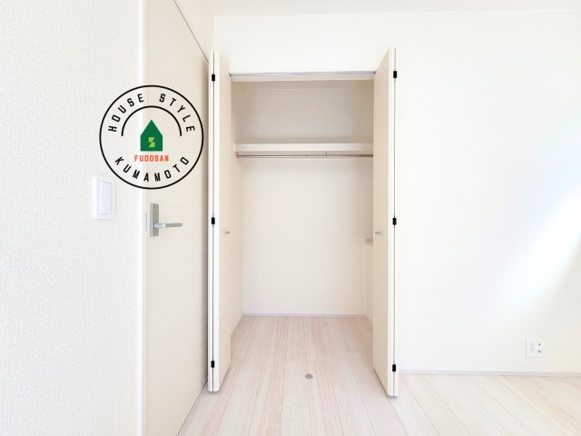 熊本市中央区壺川1丁目第1-2棟（1号棟）の内観：施工例|洋服や大きな荷物が多い方や人数の多いご家族などは、一般的なクローゼットよりもウォークインクローゼットのほうが使い勝手が良いです。