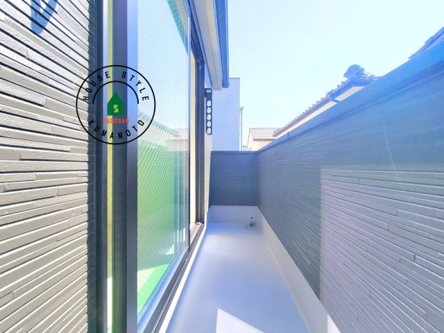 熊本市中央区壺川1丁目第1-2棟（1号棟）の外観：施工例|風をしっかりと感じられるバルコニーでは、毎日が洗濯日和です。広々としているので洗濯も楽しくなるでしょうし、気分転換にバルコニーからの眺めを楽しむのもいいでしょう。