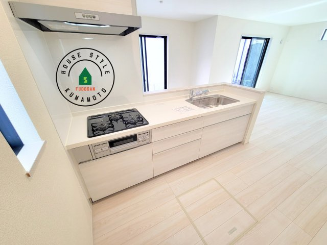 熊本市中央区壺川1丁目第1-2棟（1号棟）の内観：施工例|ご家族を近くに感じられる対面キッチンのLDK。会話もはずみそうですね。