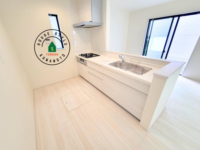 熊本市中央区壺川1丁目第1-2棟（1号棟）の内観：施工例|ダイニングテーブルへの配膳がラクラク、お料理はかどるカウンター付きシステムキッチン！