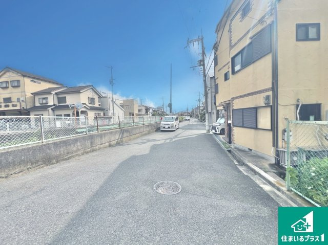 大東市泉町　中古一戸建ての前面道路含む現地写真
