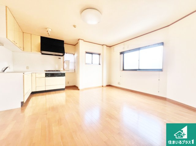 大東市泉町　中古一戸建ての居間・リビング