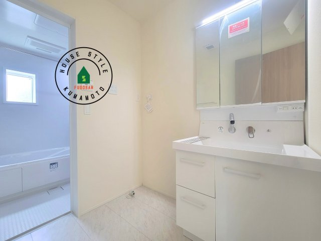 熊本市中央区壷川1丁目第1-2棟（2号棟）の内観：施工例|ゆとりの洗面スペースで朝の身支度もスムーズに。暮らしを快適に変えるシャワー付洗面台です！