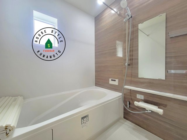 熊本市中央区壷川1丁目第1-2棟（2号棟）の内観：施工例|1日の疲れを癒してくれる広々バスルーム。雨の日のお洗濯にも大活躍な浴室乾燥機付です！