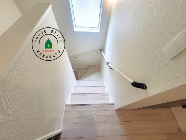 熊本市中央区壷川1丁目第1-2棟（2号棟）の内観：施工例|＜手すり付階段＞手すりがないと階段の昇り降りで危険なことはもちろん、壁に手をつきながら歩くことで壁紙が汚れやすくなります。すべての方に快適に昇り降りしていただくため、手すりを設置しました。