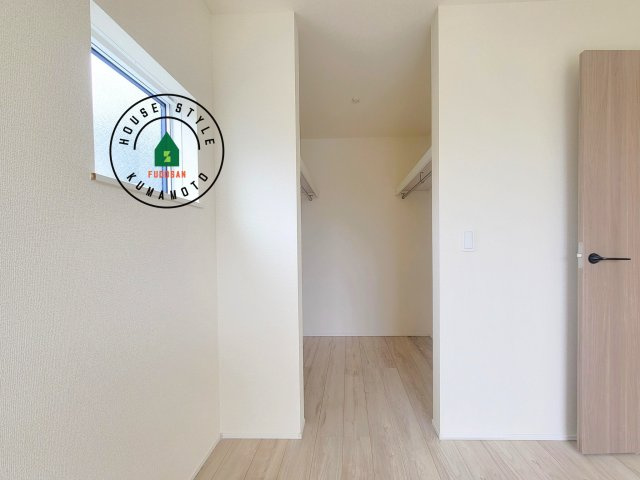 熊本市中央区壷川1丁目第1-2棟（2号棟）の内観：施工例|洋服や大きな荷物が多い方や人数の多いご家族などは、一般的なクローゼットよりもウォークインクローゼットのほうが使い勝手が良いです。