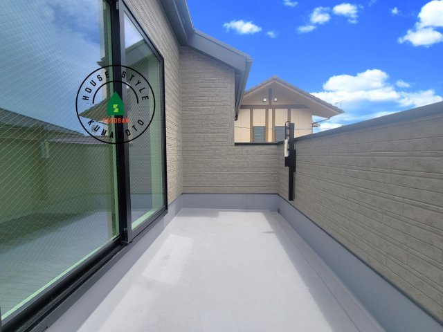 熊本市中央区壷川1丁目第1-2棟（2号棟）の外観：施工例|風をしっかりと感じられるバルコニーでは、毎日が洗濯日和です。広々としているので洗濯も楽しくなるでしょうし、気分転換にバルコニーからの眺めを楽しむのもいいでしょう。