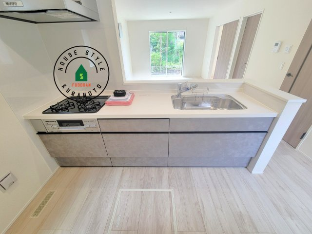 熊本市中央区壷川1丁目第1-2棟（2号棟）の内観：施工例|ご家族を近くに感じられる対面キッチンのLDK。会話もはずみそうですね。