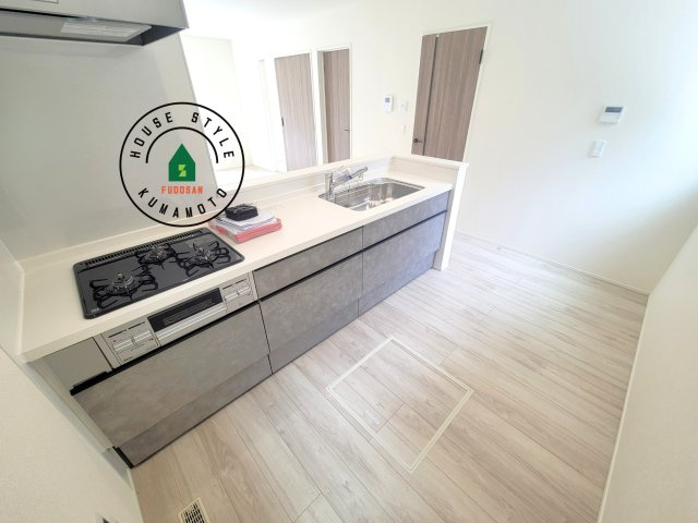 熊本市中央区壷川1丁目第1-2棟（2号棟）の内観：施工例|ダイニングテーブルへの配膳がラクラク、お料理はかどるカウンター付きシステムキッチン！