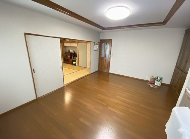 【居間・リビング】 | 北区楡木5丁目 | ☆明るい雰囲気のリビング☆※家具消しを施しています。