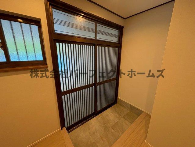 長尾元町3丁目戸建　賃貸の玄関|明るい玄関です