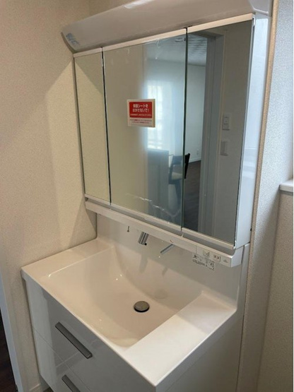 【独立洗面台】 | 東田川郡三川町押切新田建売住宅【Ｚ空調】 | 三面鏡の洗面台は、スタイリッシュなだけでなく収納力もあります。