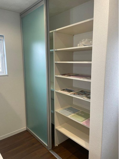 【キッチン】 | 東田川郡三川町押切新田建売住宅【Ｚ空調】 | クリアな扉で清潔感があり一体感もあるカップボードをご利用頂くことで食器収納ができます。