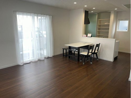 【居間・リビング】 | 東田川郡三川町押切新田建売住宅【Ｚ空調】 | リビングは広々です。家族の団欒の場として家庭を包みます。