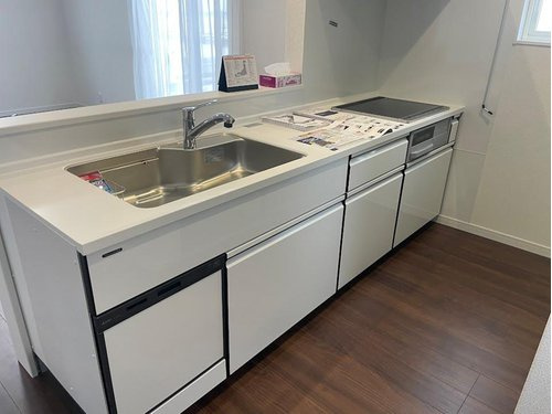 【キッチン】 | 東田川郡三川町押切新田建売住宅【Ｚ空調】 | 広々ワイドなキッチンは料理がしやすく快適です。