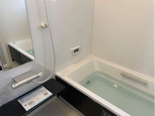 【浴室】 | 東田川郡三川町押切新田建売住宅【Ｚ空調】 | 広々浴室は、ゆったりとくつろいで疲れを癒す空間です。