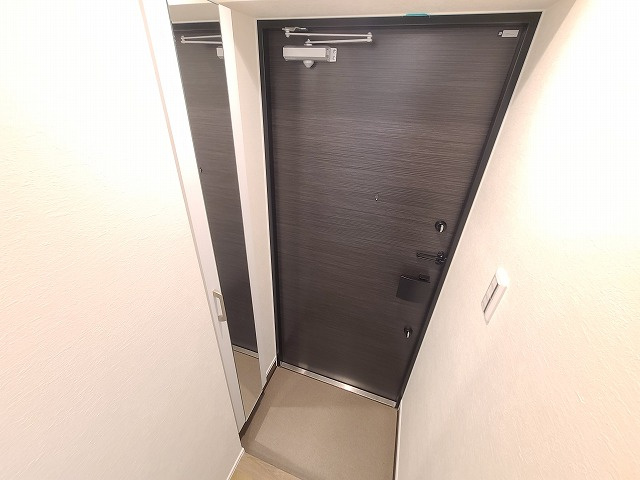 SHOKEN　Residence西川口の玄関|★玄関にシューズボックスを設置・姿鏡付き★