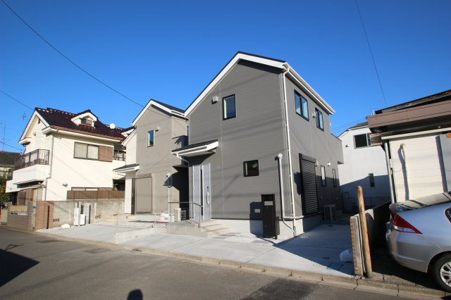 【LIGNAGE】小平市上水南町２丁目の外観|食収納豊富なシステムキッチン。圧力鍋やパスタ鍋などの背の高い調理も収納できます！キッチン回りがすっきり片付きそうです♪