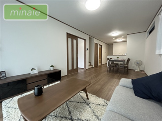 【居間・リビング】 | パントリー　並列2台駐車可　船橋市咲が丘３　全2棟　B号棟 | 販売現地