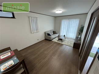 【居間・リビング】 | パントリー　並列2台駐車可　船橋市咲が丘３　全2棟　B号棟 | 販売現地