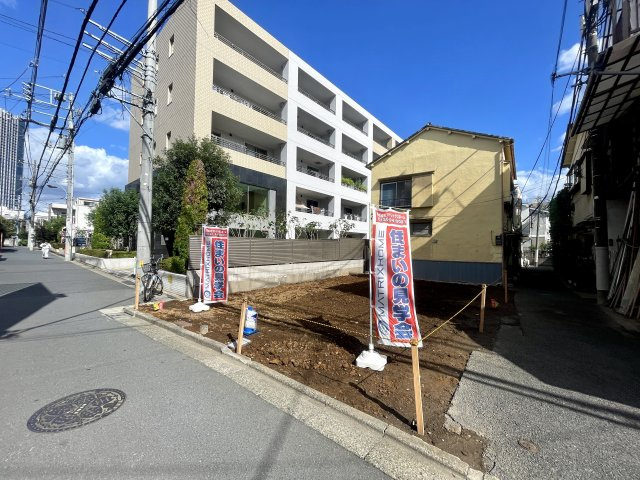 ＜LIBERi リーベリー＞新宿区大久保2丁目　南西角地　新築戸建の前面道路含む現地写真
