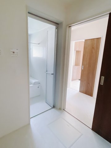 【新築戸建】高崎石原町第24の独立洗面台|通常より広いタイプの洗面所になっています。のびのびと使える洗面所には寒い冬にストーブをおいても邪魔になりません♪