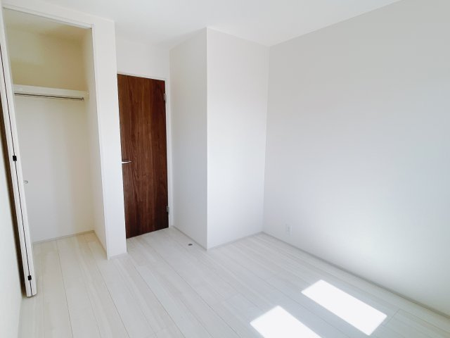 【新築戸建】高崎石原町第24の洋室|「今日も一日お疲れ様」とご夫婦でゆったりくつろげる寝室。毎日の家事やお仕事に疲れた日はフカフカのベットで癒されてください。テレビや本棚をおいても快適な広さなのが自慢のお部屋です♪