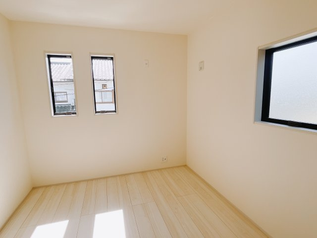 【新築戸建】高崎石原町第24の洋室|広い寝室ならインテリアも自由自在にお楽しみいただけます♪お外から帰ってきた後は寝室でゆっくり自分の時間をお過ごしください。