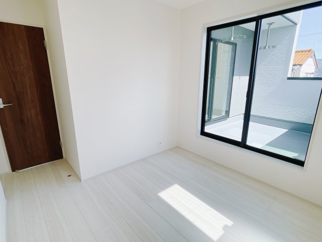 【新築戸建】高崎石原町第24の洋室|ダブルベッドを置いても充分な広さを2Ｆのお部屋に設けております。お子様と家族みんなで寝るのも夢じゃありません♪窓からは光が差し込むので日中でも明るいお部屋です。