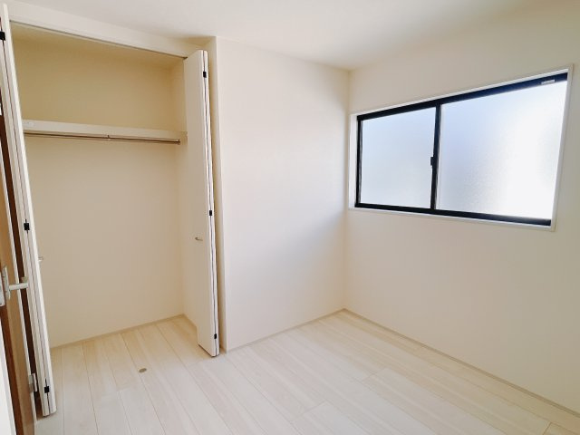 【新築戸建】高崎石原町第24の和室|ママ友が来ても子供達には子供部屋で遊んでいてもらうことができます。ママ達はリビングで楽しくおしゃべりに華を咲かせながら気兼ねなく盛り上がれます♪