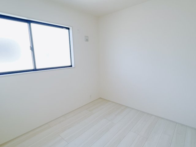 【新築戸建】高崎石原町第24の洋室|ママ友が来ても子供達には子供部屋で遊んでいてもらうことができます。ママ達はリビングで楽しくおしゃべりに華を咲かせながら気兼ねなく盛り上がれます♪