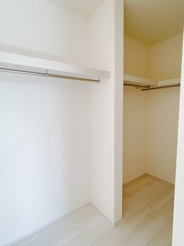 【新築戸建】高崎石原町第24の収納|大容量のＷＩＣです！お洋服だけでなく靴やバックもしまえます♪大きな鏡と椅子をおくことで無駄な移動をすることなく身支度がすべてこの場所で整います。