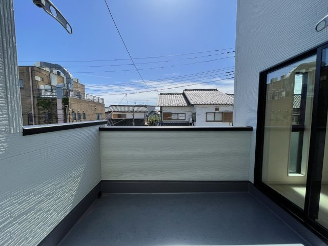 【新築戸建】高崎石原町第24のバルコニー|バルコニーから入る日差しは暖かく、爽快な朝の目覚めを促してくれます♪洗濯物やお布団を干して太陽の香りを吸い込んだお布団で夜はおやすみください。