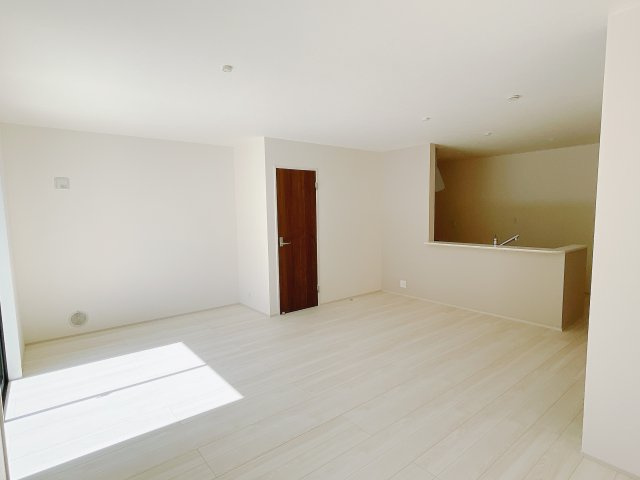 【新築戸建】高崎石原町第24の居間・リビング|ポカポカ日向ぼっこをしながらお昼寝をするのもいいですね♪明るいリビングに気分も晴れやかに♪