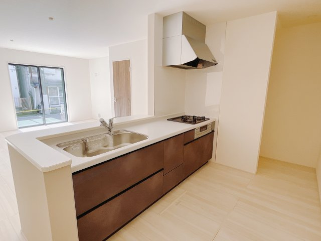 【新築戸建】高崎石原町第24のキッチン|お料理をしながらお部屋を見渡せることができる対面キッチンを採用。コミュニケーションがとりやすく、家族の絆が深まります。今日の出来事をおしゃべりしながら楽しい時間をお過ごしください♪