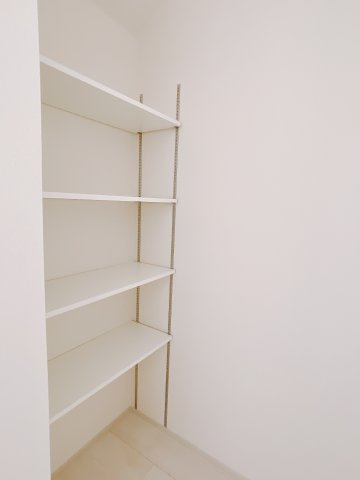 【新築戸建】高崎石原町第24のキッチン|「キッチンパントリー」は、お米やお野菜などの食材を保管するのに最適な空間です♪調味料の棚を設けて、買い置きをしまえるのもいいですね。