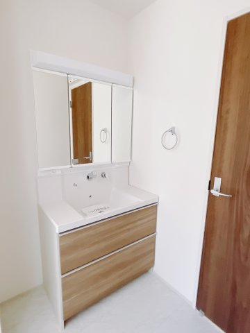 【新築戸建】高崎石原町第24の独立洗面台|洗面所には＜広い鏡＞と＜充分な収納＞がついているので使い勝手が良いのが特徴です♪