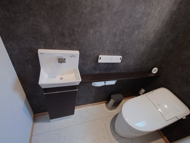 西宮市甲子園口6丁目戸建のトイレ