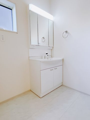 【新築戸建】前橋市鶴光路町の独立洗面台|■洗面室（1号棟）｜大きな鏡で朝の身支度もラクラク♪毎日の忙しい準備が楽しくなる洗面所です(^^♪
