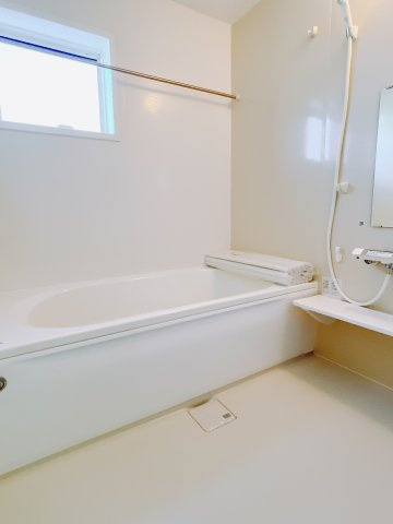 【新築戸建】前橋市鶴光路町の浴室|■浴室（1号棟）｜デザイン性に優れた浴室♪1日の疲れを癒す、ゆったりとしたバスタイムをぜひお過ごしください(*＾＾*)大きな窓付きで嬉しい♪