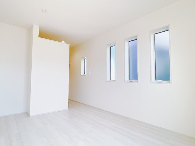 【新築戸建】前橋市鶴光路町の寝室|■主寝室（1号棟）｜ダブルベッドを置いても充分な広さを2Ｆのお部屋に設けております。お子様と家族みんなで寝るのも夢じゃありません♪窓からは光が差し込むので日中でも明るいお部屋です。