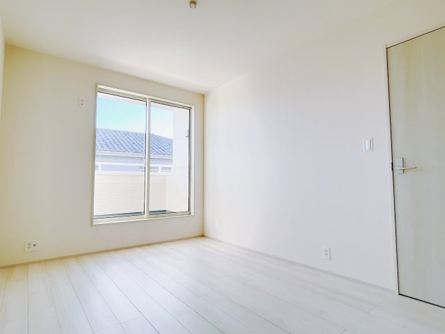 【新築戸建】前橋市鶴光路町の洋室|■2階洋室（1号棟）｜ナチュラルカラーの床です。模様替えなどとても楽しく工夫できます♪陽当たり、風通しもとても良いので毎日快適な生活スタートです！子供部屋にも良いですね♪