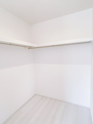 【新築戸建】前橋市鶴光路町の収納|■WIC（1号棟）｜お気に入りのお洋服もシワを作らずきれいに管理ができる夢のウォークインクローゼット！今お使いの収納ケースもスッポリそのまま収まる広さです♪
