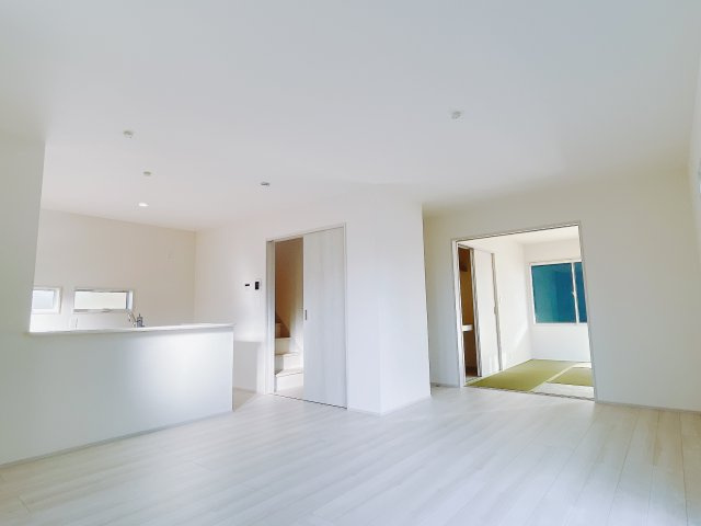 【新築戸建】前橋市鶴光路町の居間・リビング|■リビング（1号棟）｜窓から射し込む陽射しが縦横に広がり、あたたかな空間が形づくられています。ここはご家族の笑顔集まる憩いの空間です( ＾＾ )