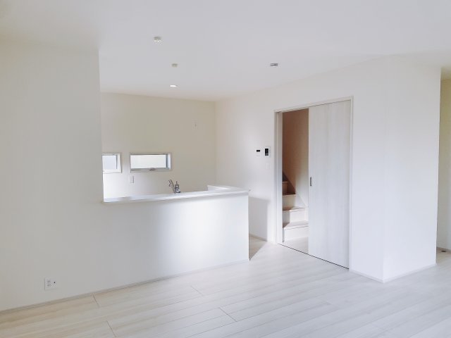 【新築戸建】前橋市鶴光路町のダイニング|■ダイニング（1号棟）｜出来上がった料理を運びやすいダイニング♪お料理中も家族との会話がはずみます♪