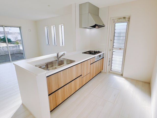 【新築戸建】前橋市鶴光路町のキッチン|■キッチン（1号棟）｜作業がはかどる広々カウンタースペース。会話がはずむ「オープンキッチン」なので家族とのコミュニケーションも活発になります。