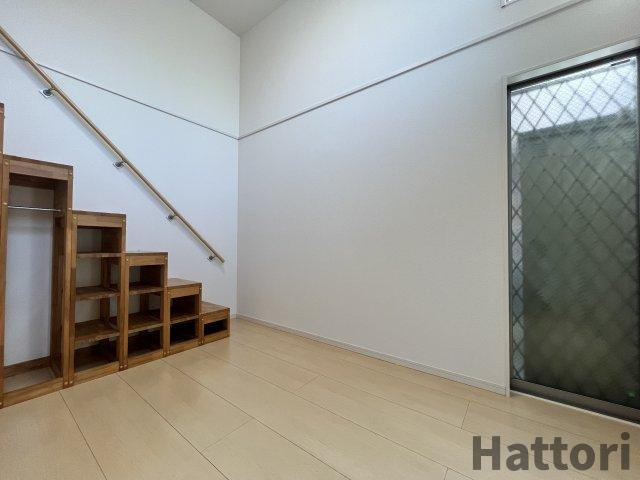 吹田市千里山西５丁目のアパートの居間・リビング