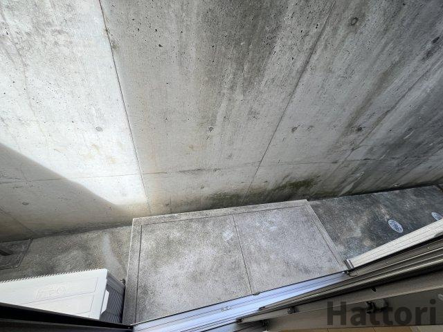 吹田市千里山西５丁目のアパートのバルコニー