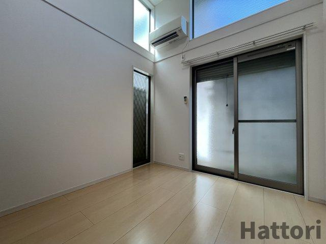 吹田市千里山西５丁目のアパートの居間・リビング